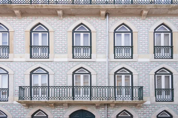 Pared de la casa con ventanas en Lisboa —  Fotos de Stock