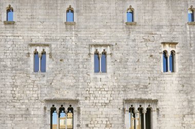 Girona içinde pencere eşiği ile kilise duvar