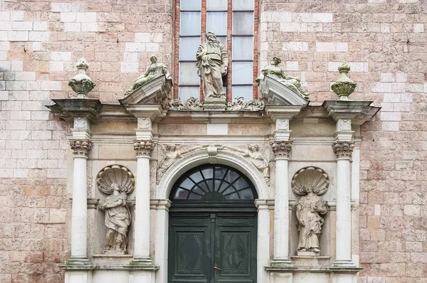 Kirchenwand mit Tür und Fenster in Riga — Stockfoto