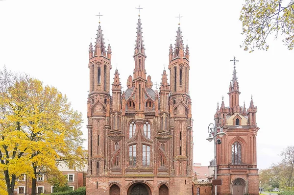 Oude rode bakstenen kerk in Vilnius — Stockfoto