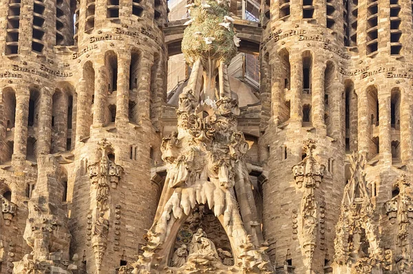 Деталь храма Sagrada Familia в свете заката — стоковое фото