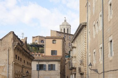 Girona eski şehrin dar sokak