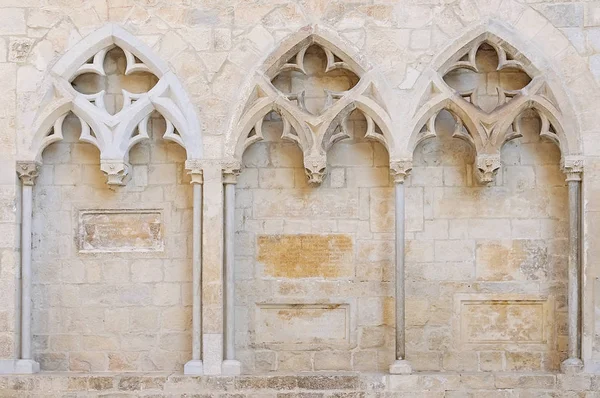 Церковная стена в старом городе Жирона — стоковое фото