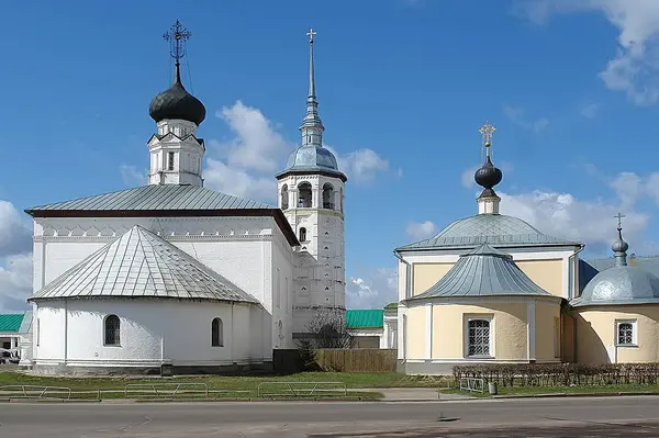 Igreja de pedra branca velha em Suzdal — Fotografia de Stock