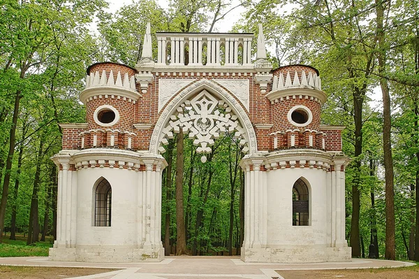 Alter dekorativer Bogen im Moskauer Park — Stockfoto