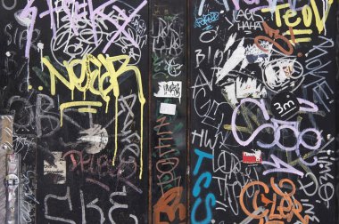 Renkli grafiti ile siyah duvar