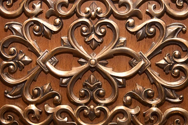 木製のドアの金属青銅のパターン — ストック写真