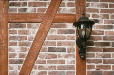 Siyah fenerli eski kırmızı tuğla duvar