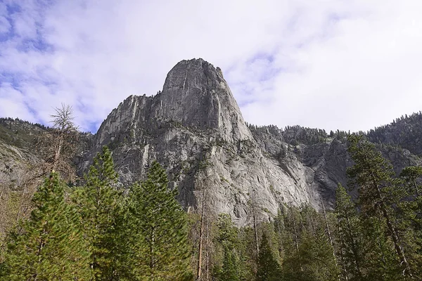 Yosemite national park valley in California — стокове фото