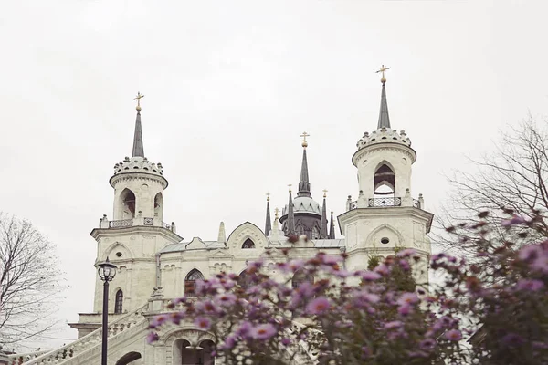 Oude Russische neogotische kerk — Stockfoto