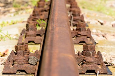 eski paslı raylar