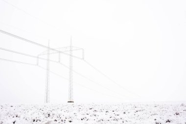 Karlı ve dondurulmuş enerji hatları