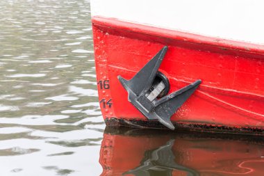 Nehir yüzeyinde gemi trafik ise