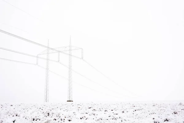 Karlı ve dondurulmuş enerji hatları