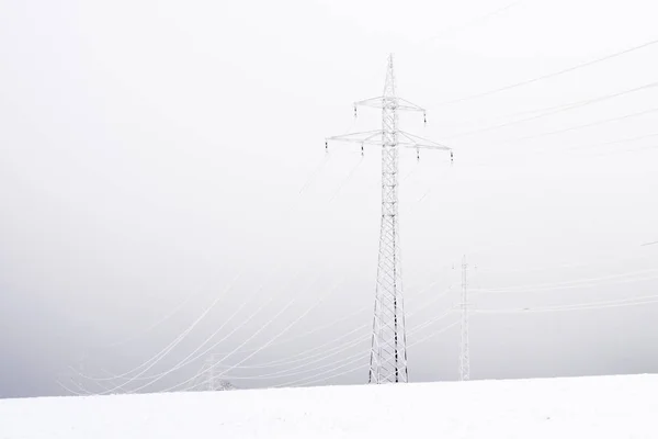 Besneeuwde en bevroren elektrische leidingen — Stockfoto