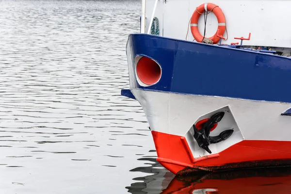 La proa del tráfico de barcos en la superficie del río —  Fotos de Stock