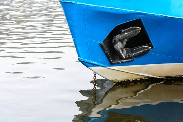 La proa del tráfico de barcos en la superficie del río —  Fotos de Stock