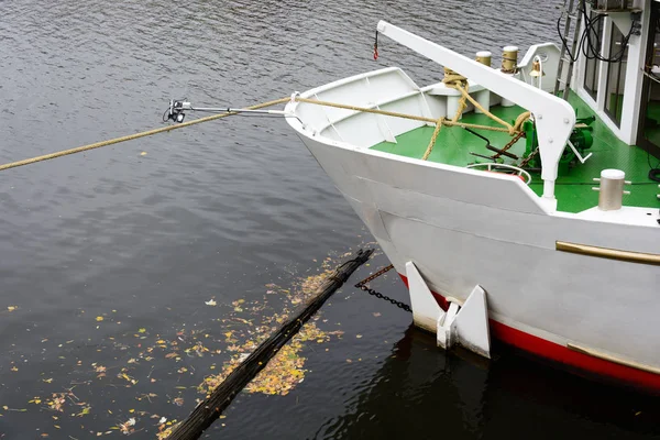 I fören av fartyget trafikerar på ytan av floden — Stockfoto