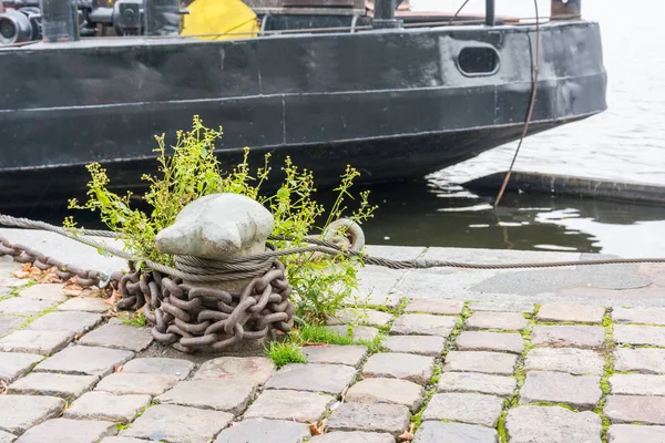 Fartyg förtöjda vid vattnet — Stockfoto