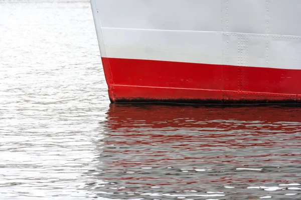 I fören av fartyget trafikerar på ytan av floden — Stockfoto