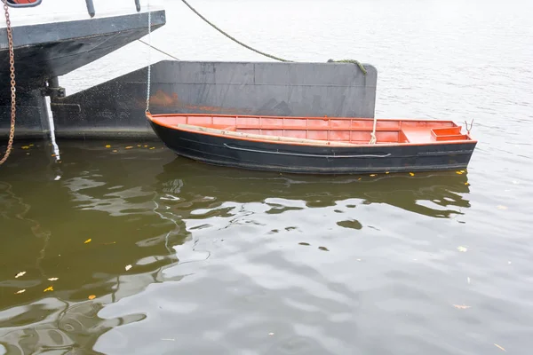 Bote salvavidas atado para buques de carga en el timón —  Fotos de Stock