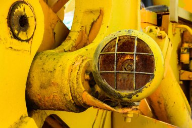 Madende unutulmuş eski buldozer