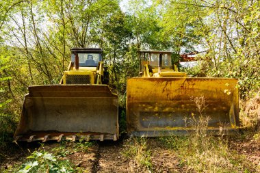 Madende unutulmuş eski buldozer