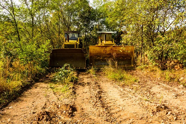 Madende unutulmuş eski buldozer