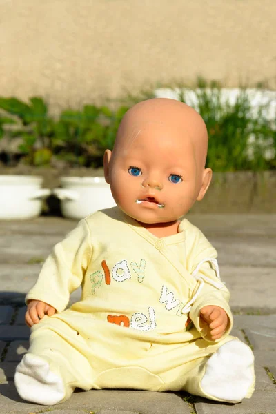 Mavi gözlü ürkütücü eski bebek