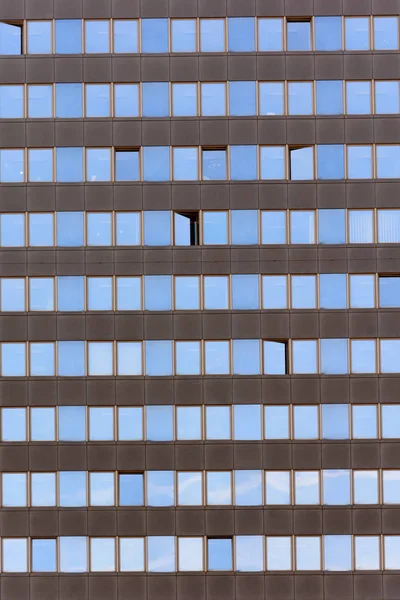 Doku windows yüksek katlı bina. Windows gökyüzünden yansımasıdır. Windows bir ofis binası.