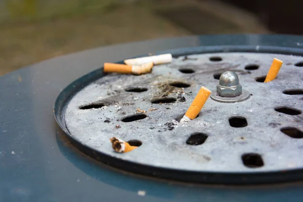 Uhasit cigaretu v popelníku — Stock fotografie