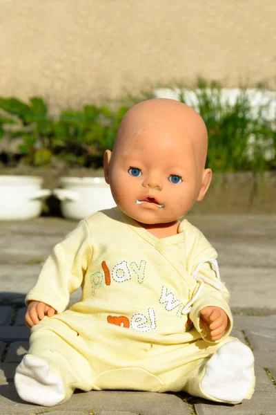 Mavi gözlü ürkütücü eski bebek Telifsiz Stok Imajlar