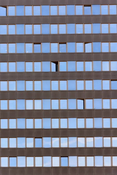 Doku windows yüksek katlı bina. Windows gökyüzünden yansımasıdır. Windows bir ofis binası. Stok Fotoğraf