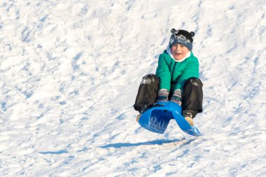 Karda oynayan çocuk