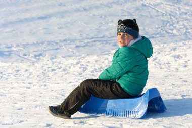 Karda oynayan çocuk
