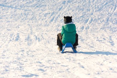 Karda oynayan çocuk