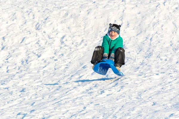 Мальчик играет на снегу — стоковое фото