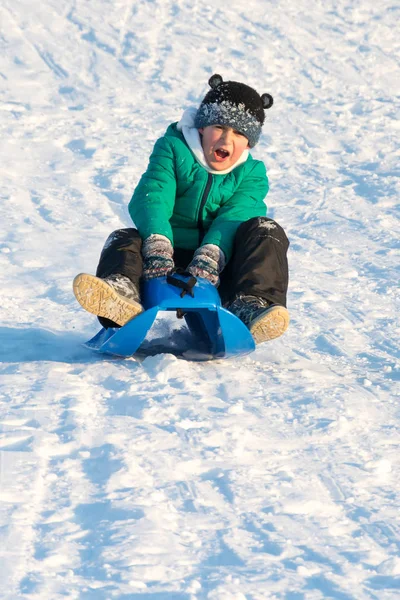 Jongen speelt in de sneeuw — Stockfoto