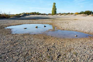 Sonra bir yağmur altında bir taş ocağı birikintisi