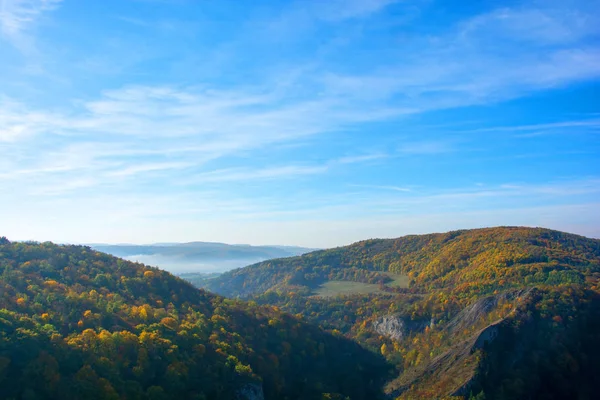 Vallée de montagne d'automne colorée dans la brume — Photo