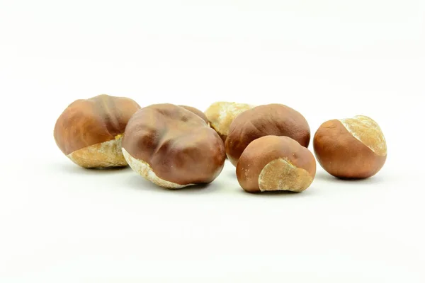 Castagne da primo piano isolate su sfondo bianco — Foto Stock