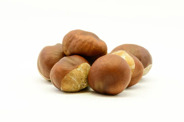 Castagne da primo piano isolate su sfondo bianco — Foto Stock