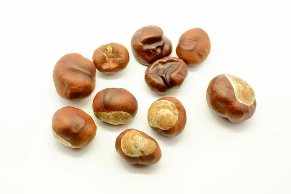 Castagne da primo piano isolate su sfondo bianco — Foto Stock