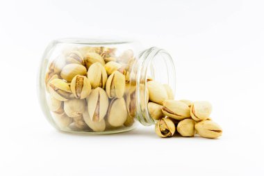 Beyaz zemin üzerine kavrulmuş fıstık fındık izole