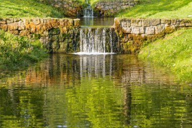 Akış parkta küçük bir kaya taşma