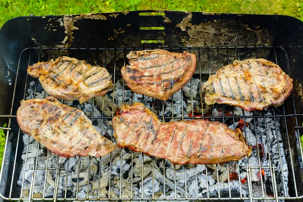 Pečené hovězí a vepřové maso na grilu — Stock fotografie