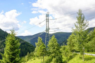 Yüksek gerilim kuleleri dağlarda