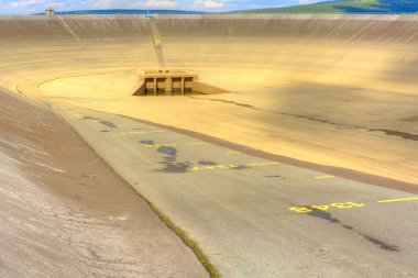 Çek Cumhuriyeti'nde pompalama Hidroelektrik Santrali boş üst Barajı. Süzülmüş su deposu görünümünü. Tamir pompa güç istasyonu.