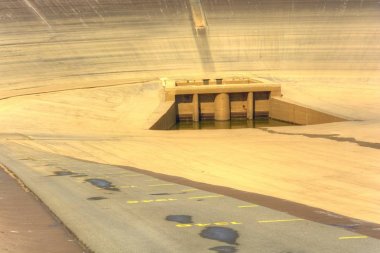 Çek Cumhuriyeti'nde pompalama Hidroelektrik Santrali boş üst Barajı. Süzülmüş su deposu görünümünü. Tamir pompa güç istasyonu.