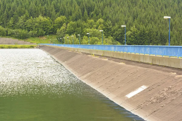 青い手すりやランプが並ぶ水力発電ダム — ストック写真